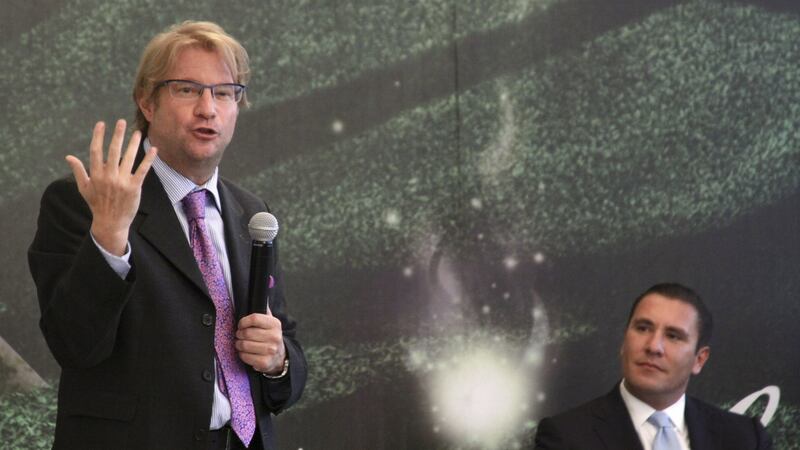 Interpol emite ficha roja contra Andrés Roemer por el delito de violación