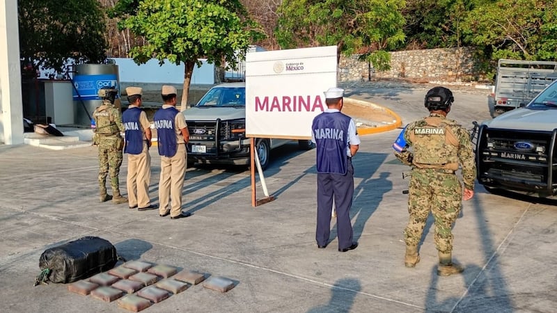VIDEO: ¡Cocaína flotaba en mar de Huatulco! Así encontró la Marina bultos de droga en puerto de Oaxaca