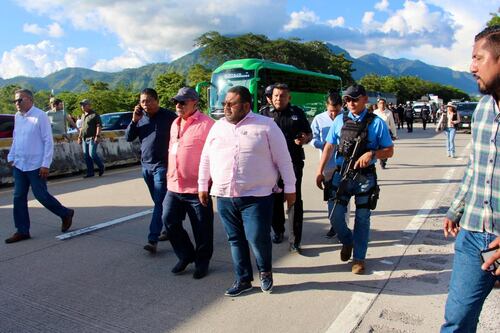Enfrentamientos armados e inseguridad ‘movilizan’ a Guerrero: Habitantes protestan en la Autopista del Sol