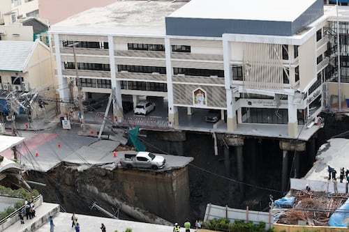 Socavón de 50 metros en Tailandia se ‘come’ autos frente a un hospital; fuga de agua lo habría provocado