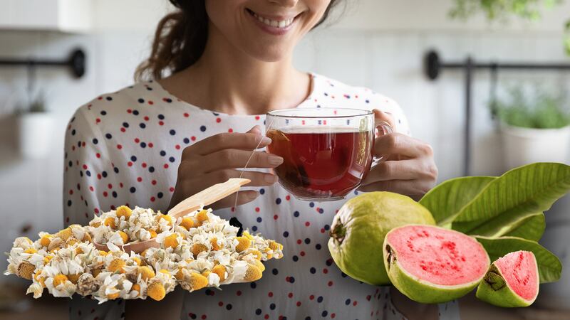 ¿Para qué sirve el té de hoja de guayaba con manzanilla?