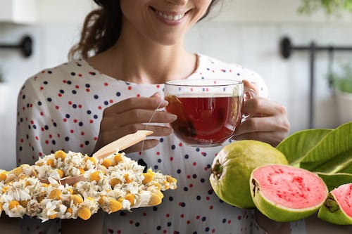 ¿Para qué sirve el té de hoja de guayaba con manzanilla?