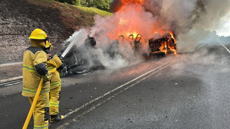 Pipa con combustible vuelca y explota en la México-Tuxpan: Cierran ambos sentidos de la autopista