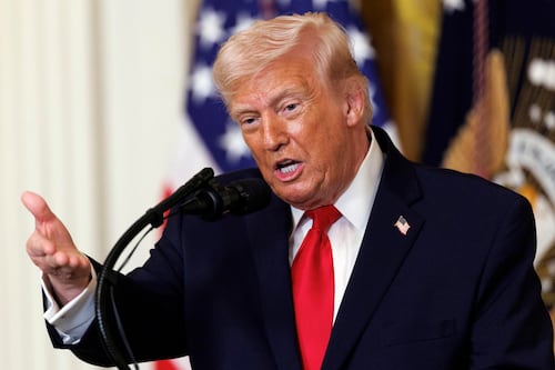 Trump dice que EU lanzó uno de los bombardeos ‘más poderosos’ contra isla petrolera de Irán