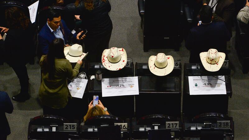 Diputados del PRI protestan con sombreros ensangrentados para pedir justicia por Carlos Manzo