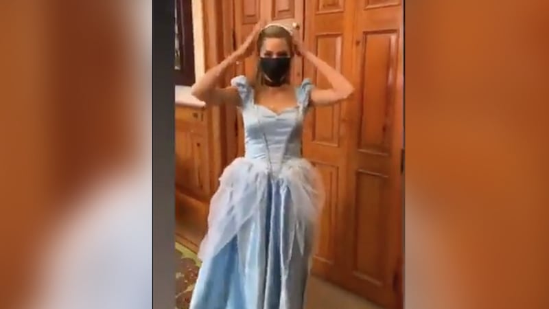 ‘Llegó una sorpresa al Palacio’, Mariana Rodríguez se disfraza de Cenicienta