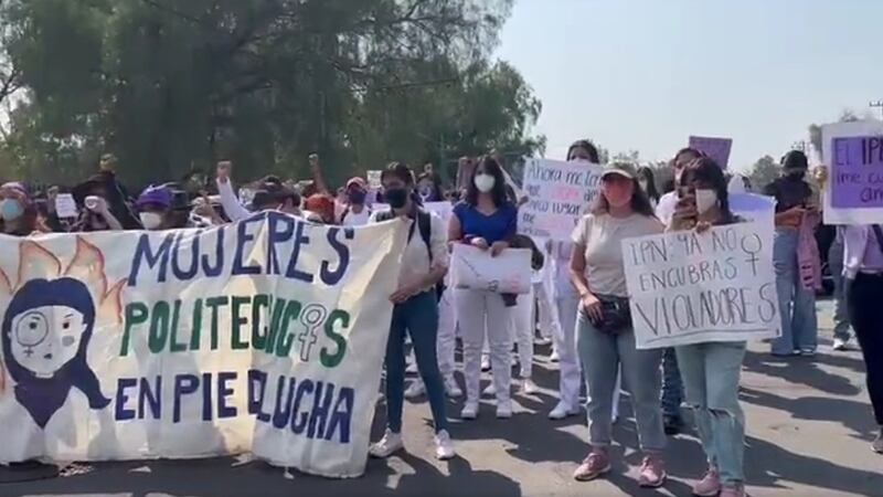 ‘En Voca 7 se violan las mujeres’: Irrumpen en sede del IPN y exigen justicia para Jazmín