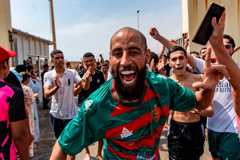 (VIDEO) Miles de migrantes de Marruecos entran ilegalmente a España; reportan 9 muertos