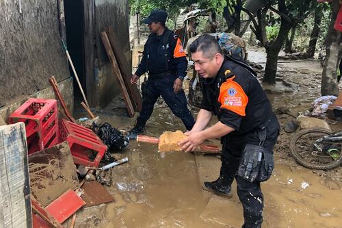 Seguridad Pública Oaxaca auxilia a familias afectadas por 'Vicente'