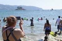 ¿Cuál frío? Turistas atestan las playas de Acapulco a cuatro días de Año Nuevo