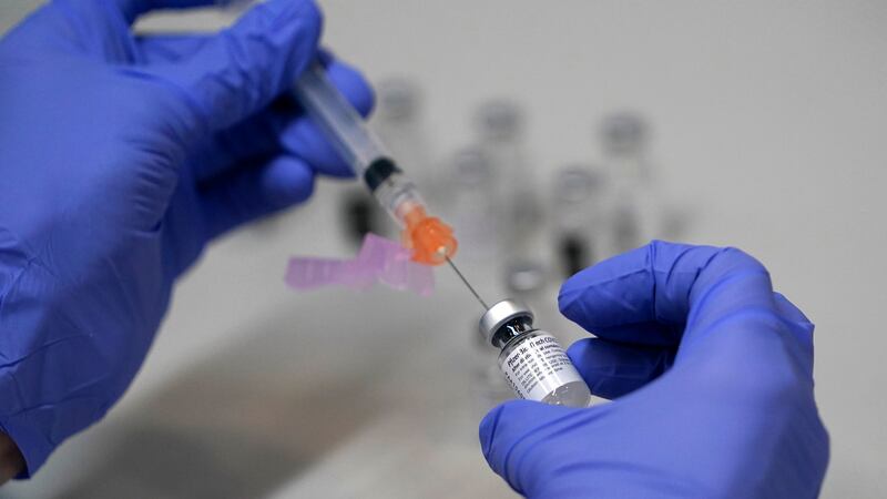 Empresas exigen a empleados vacunarse contra COVID en EU