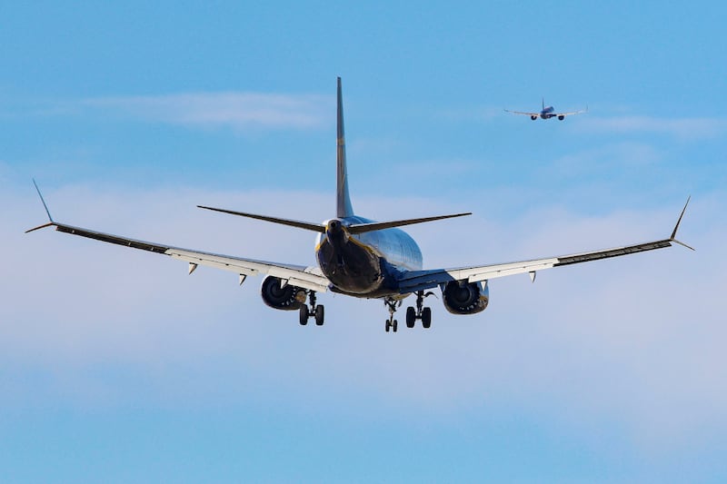 Aerolíneas indias ‘caen’ por encarecimiento de combustible: Anuncian recortes en decenas de vuelos