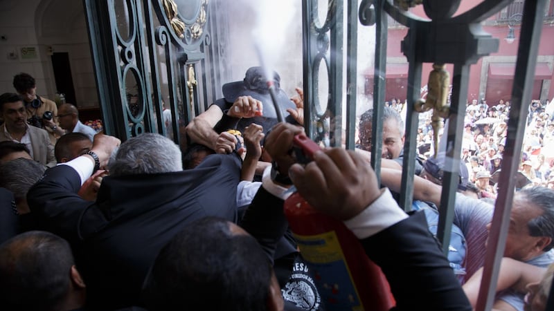 (FOTOS) Manifestantes dan portazo en Congreso de la CDMX; exigen mejores condiciones de vivienda