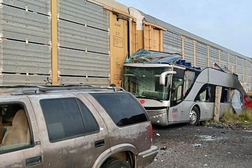 Tren arrolla a autobús que intentó ganar el paso en Atlacomulco: Hay 10 personas muertas y 47 heridos