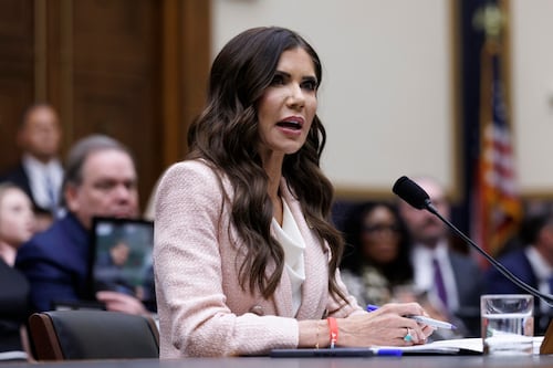 Kristi Noem, la funcionaria apodada ‘ICE Barbie’ que tendrá nuevo trabajo en el gobierno de Trump