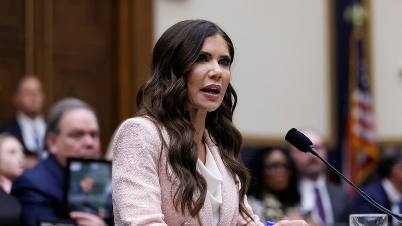 Kristi Noem, la funcionaria apodada ‘ICE Barbie’ que tendrá nuevo trabajo en el gobierno de Trump