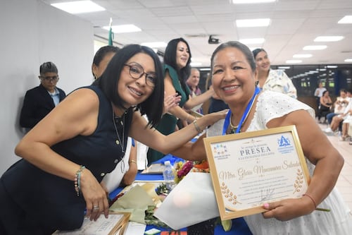 Colegio de Educadoras en Guerrero reconoce a Esthela Damián por su vocación de servicio