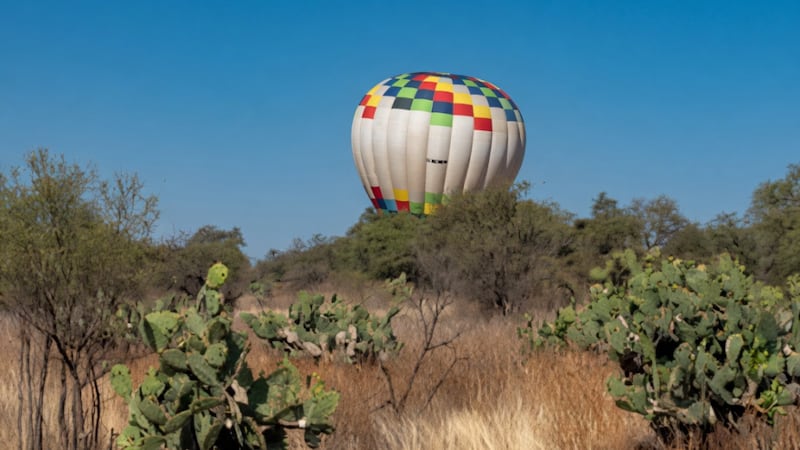 Otro susto en Teotihuacán: Globo aerostático se queda sin gas y aterriza de emergencia