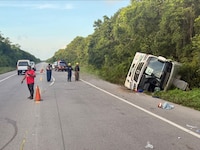 Mueren tres personas por volcadura de autobús en Tulum; conductor escapa del lugar
