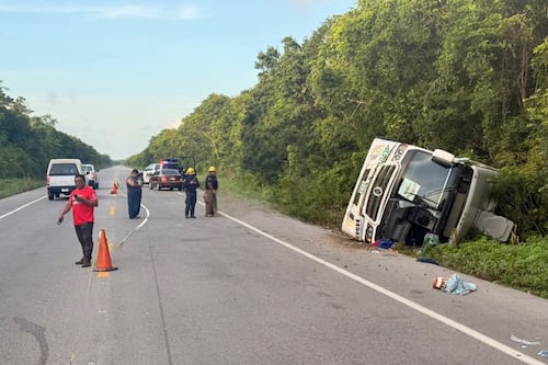 Mueren tres personas por volcadura de autobús en Tulum; conductor escapa del lugar