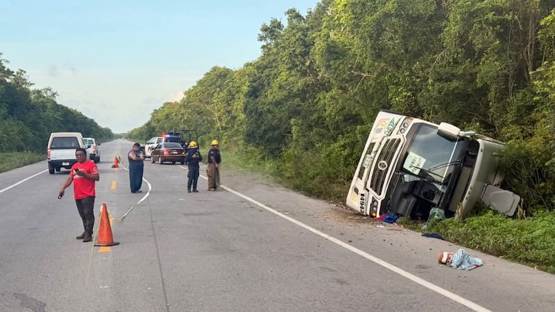 Mueren tres personas por volcadura de autobús en Tulum; conductor escapa del lugar
