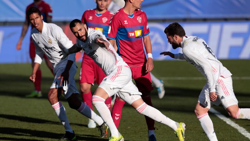 Real Madrid vence al Elche con gol de último minuto de Benzema
