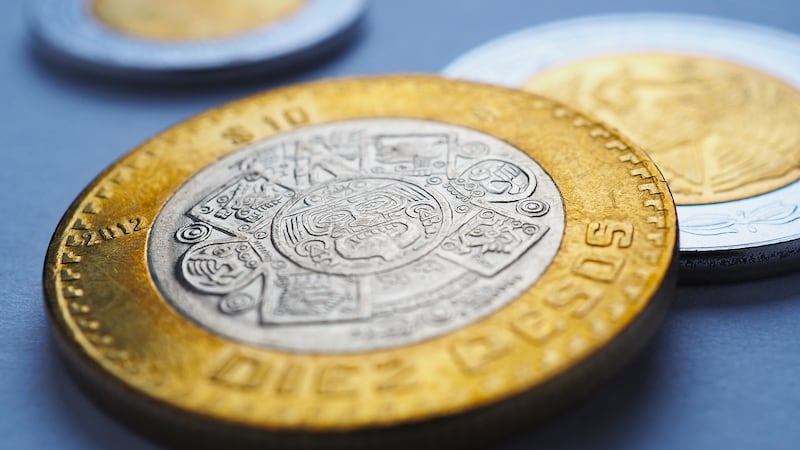 Peso avanza en espera de reanudación del diálogo de EU e Irán: Así cotiza ante el dólar