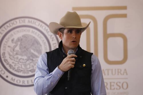 Hallan 4 cuerpos en fosa clandestina dentro de predio del diputado Carlos Bautista en Uruapan