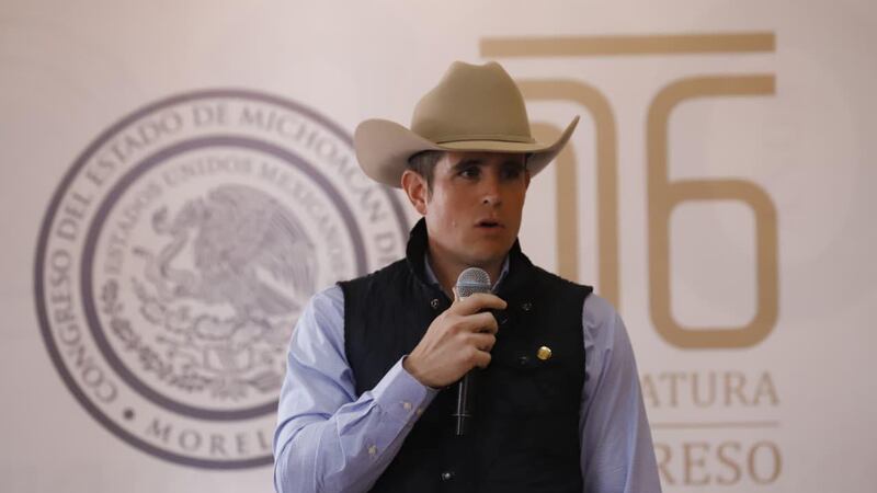 Hallan 4 cuerpos en fosa en predio del diputado Carlos Bautista