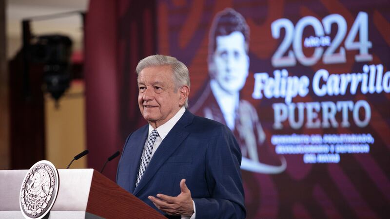 ¿Quién está detrás del ‘montaje’ de hombres encapuchados que pararon a Sheinbaum, según AMLO?