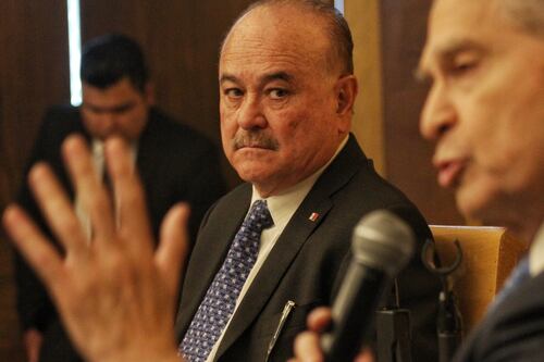 Ruffo levanta la mano