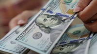 ¿EU ve la luz al final del túnel? Dólar se recupera tras tocar mínimo de 2025 mientras Fed recorta tasas