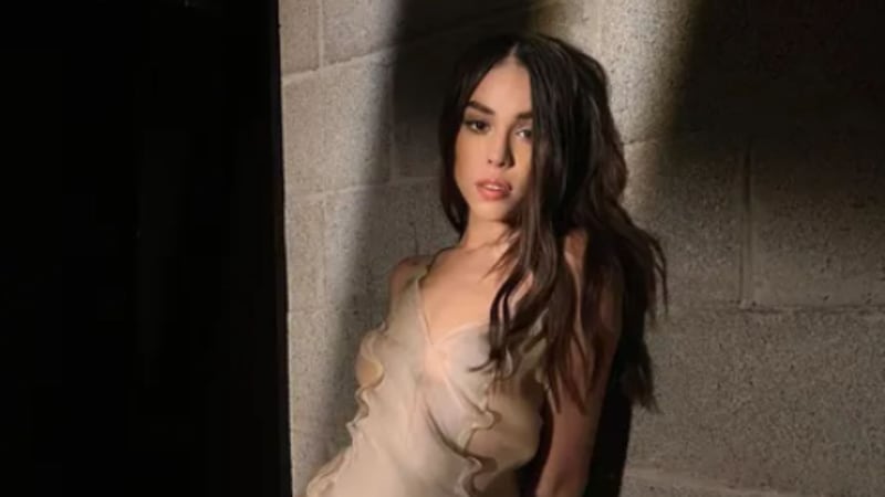 Danna Paola se sube al Metro de la CDMX en su nuevo video ‘XT4S1S’