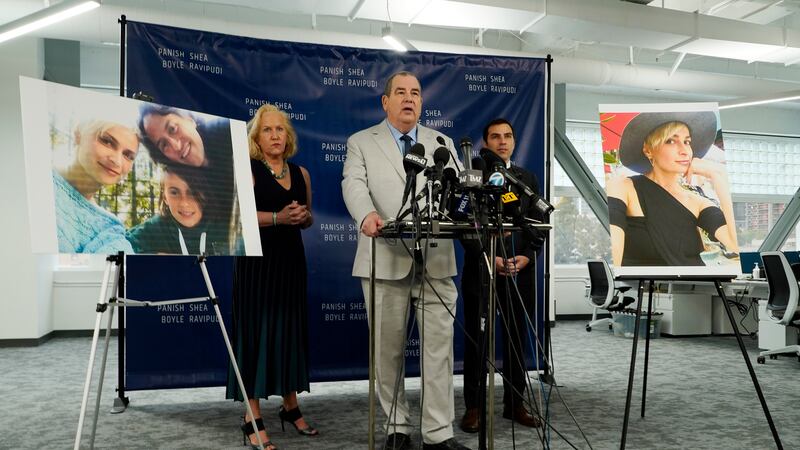 Familia de Halyna Hutchins demanda a Alec Baldwin por negligencia