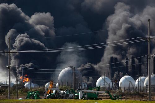 50 mil desalojados
por incendio en planta de Texas; las llamas aún arden