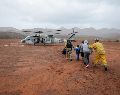 A través de helicóptero se evacuó a 32 personas tras deslave en Ensenada
