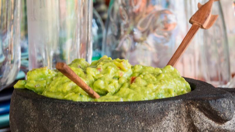 Falso guacamole, la tendencia sin aguacate que inventaron los taqueros