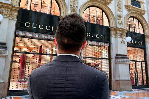 ¿Quién dirige la marca de lujo Gucci?