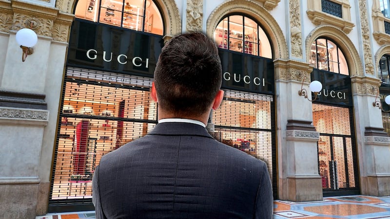 ¿Quién dirige la marca de lujo Gucci?