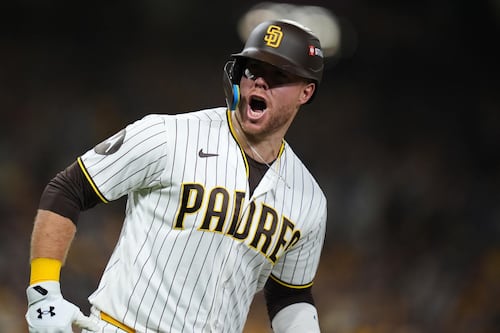 De posible jonrón del triunfo a un out más: La regla que cambió el Milwaukee Brewers vs. San Diego Padres