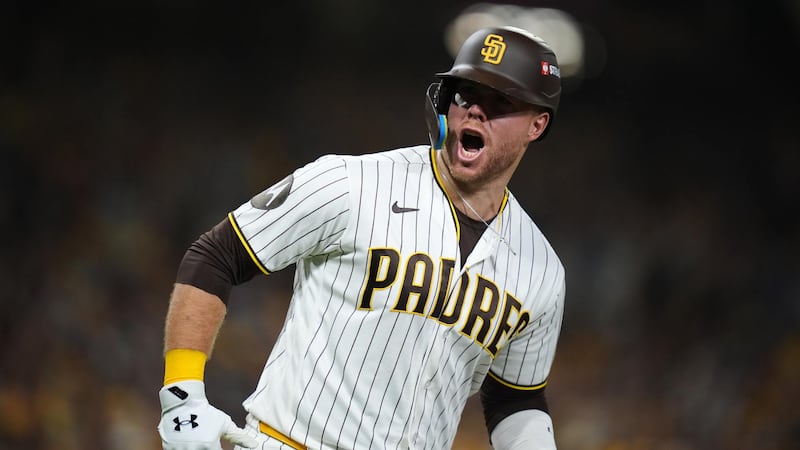 De posible jonrón del triunfo a un out más: La regla que cambió el Milwaukee Brewers vs. San Diego Padres