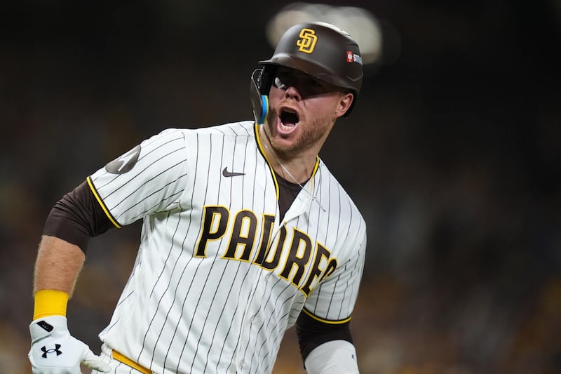 De posible jonrón del triunfo a un out más: La regla que cambió el Milwaukee Brewers vs. San Diego Padres