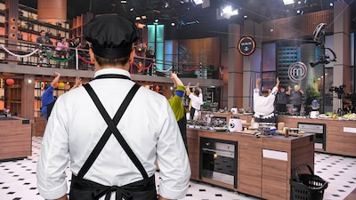 El octavo eliminado de 'MasterChef 24/7' se despide de la competencia este domingo 5 de julio. (Foto: Cortesía TV Azteca/ChatGPT)