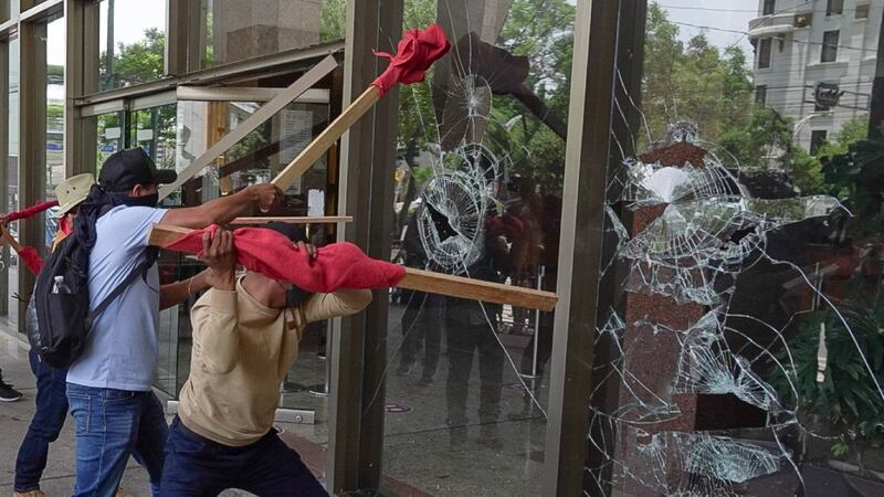 Con palos y piedras, CETEG irrumpe en la Torre Bienestar durante marcha de la CNTE