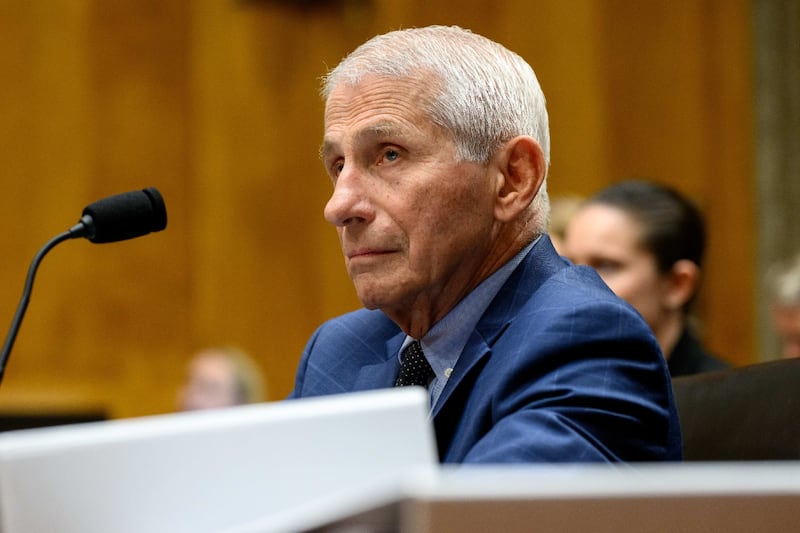 Fauci, ‘zar del COVID’ en EU, es declarado en desacato en Congreso por no responder sobre su gestión