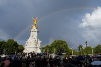 Muerte de la Reina Isabel II: Británicos se reúnen en el Palacio de Buckingham para despedirla