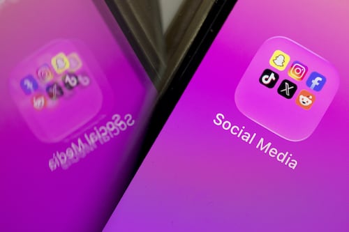 La encrucijada de regular la IA y las redes sociales