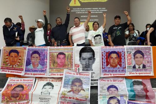 Padres de los 43 dejan mesa de diálogo con gobierno; está sometido al Ejército, acusan