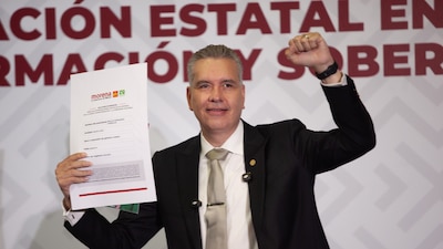 Waldo Fernández durante el registro de aspirantes a la coordinación de estatal en defensa de la transformación y soberanía Nacional de Morena Partido del Trabajo y Verde Ecologista. (FOTO: ANDREA MURCIA /CUARTOSCURO)