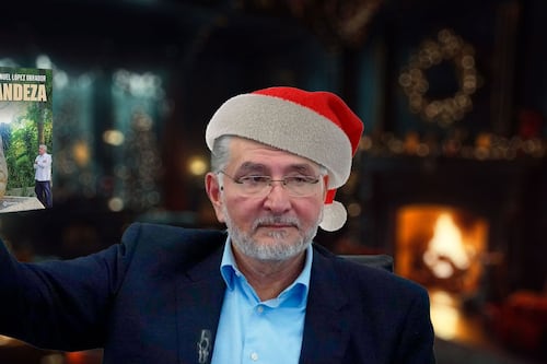 Adán Augusto López ‘se disfraza de Santa’: Regala en el Senado más de 17 mil tomos del nuevo libro de AMLO